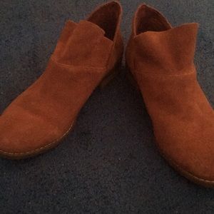 American eagle size 7 suede ankle boots